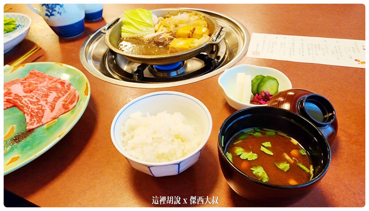 搭配的白飯以及漬物，這邊特別注意一下牛肉肉片的大小