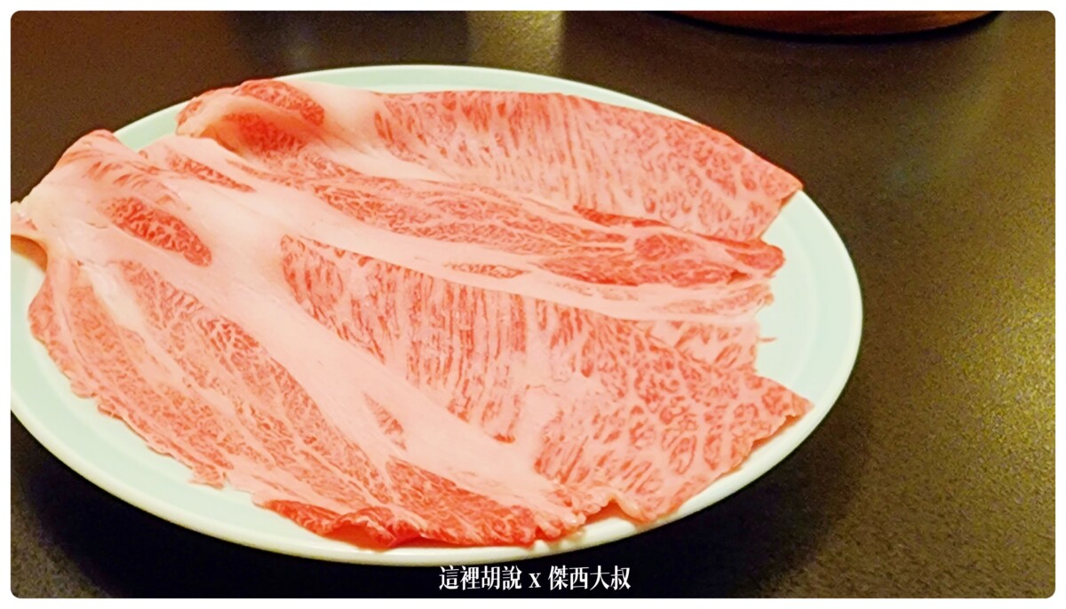 這裡的肉片相對來說比較完整比較大片但是我對這兩種牛的部位沒有特別深究他的切法但個人會比較喜歡這個原片的呈現模式也是因為這樣服務人員只要幫你處理兩片就好