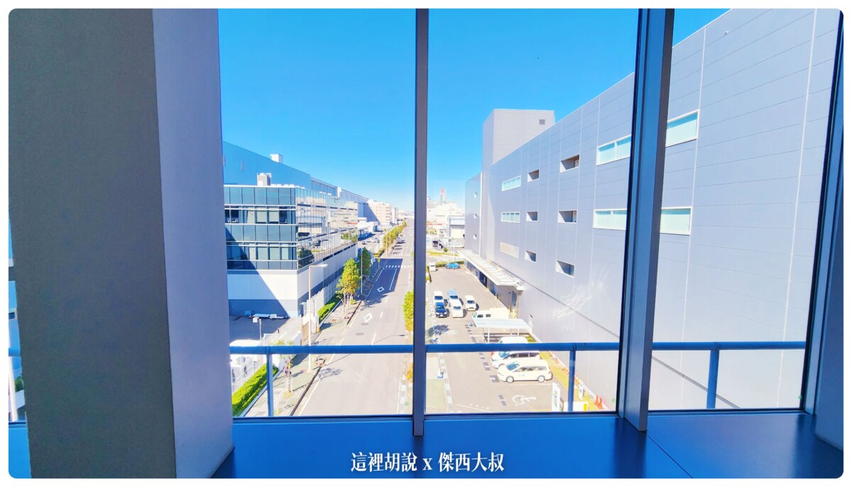 因為工廠實際位置是在對面所以需要搭乘電梯經過天橋到對面