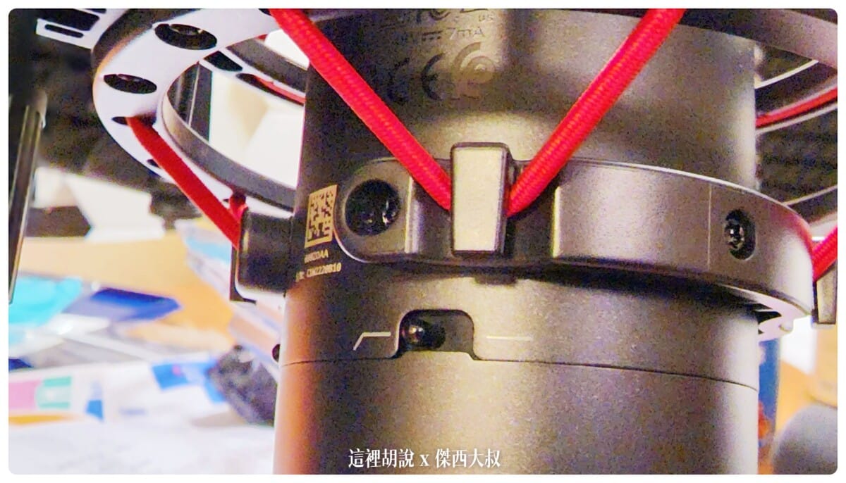 麥克風本體上面有兩個硬體控制按鈕第一個的是高通 Low Cut 按鈕可以降低80 Hz頻率的低頻噪音