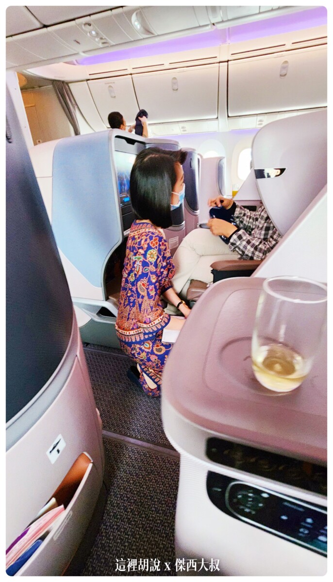 新航空服人員會依照不同身高決定是不是要蹲下和客人說話多少也是因為他們制服的關係