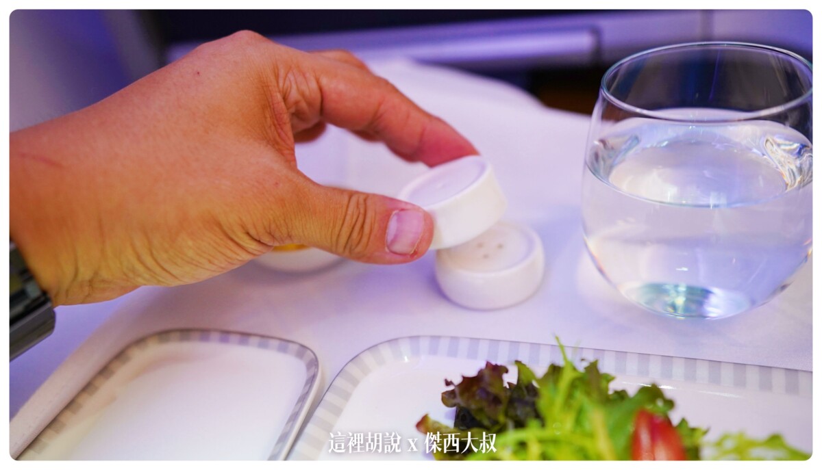胡椒鹽罐的設計很簡約  上下疊起來可以節省空間