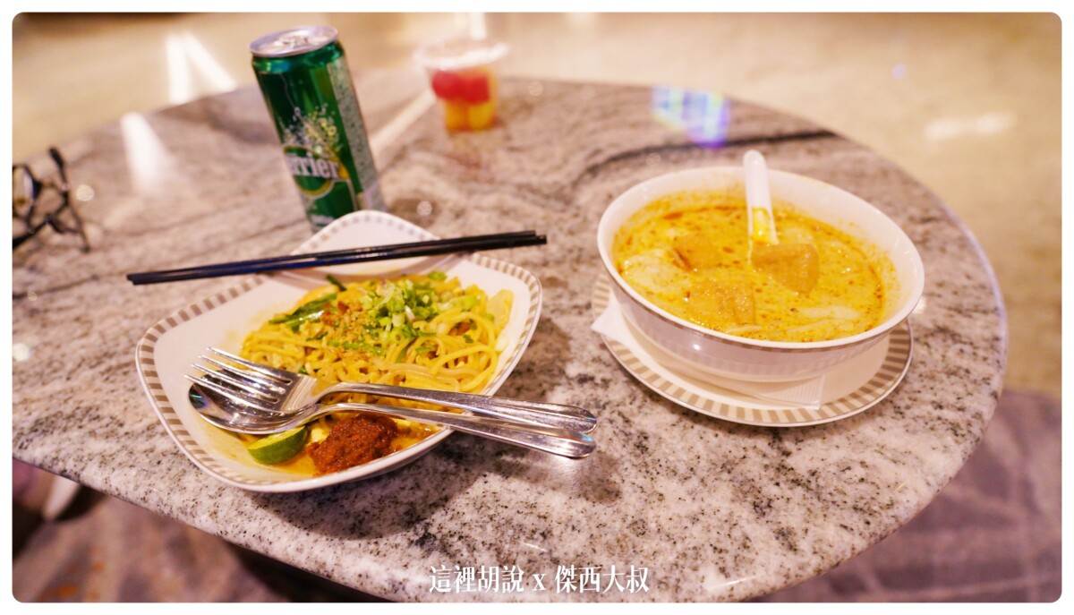 左邊是炒麵 右邊是叻沙