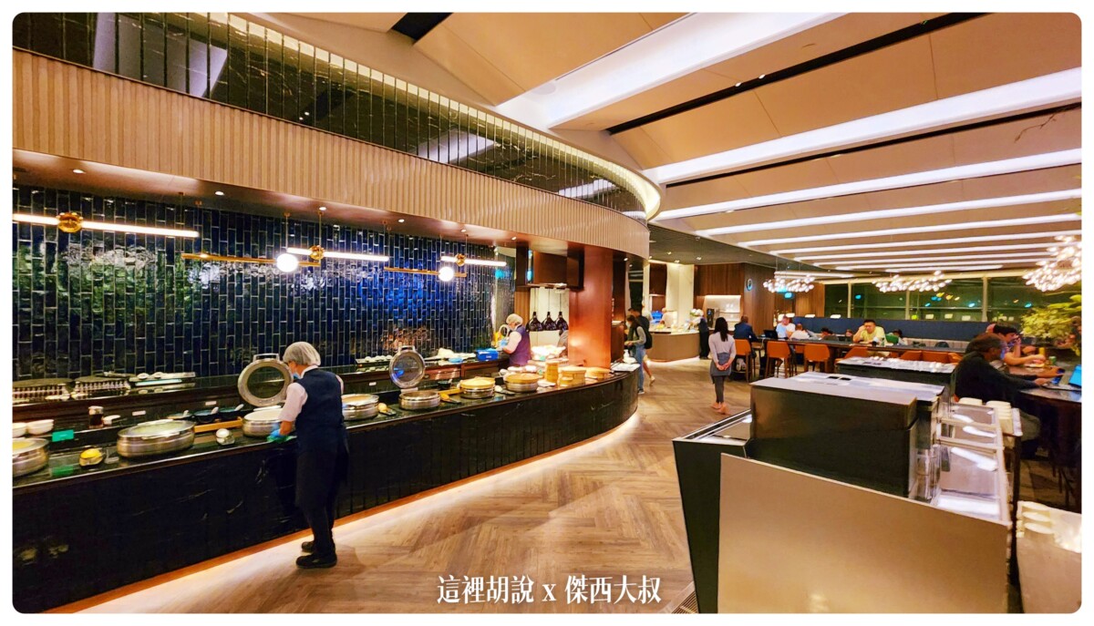 新加坡樟宜機場：T3佔地一千八百坪  新加坡航空商務艙銀刃貴賓室 SilverKris：往左的熱食區域