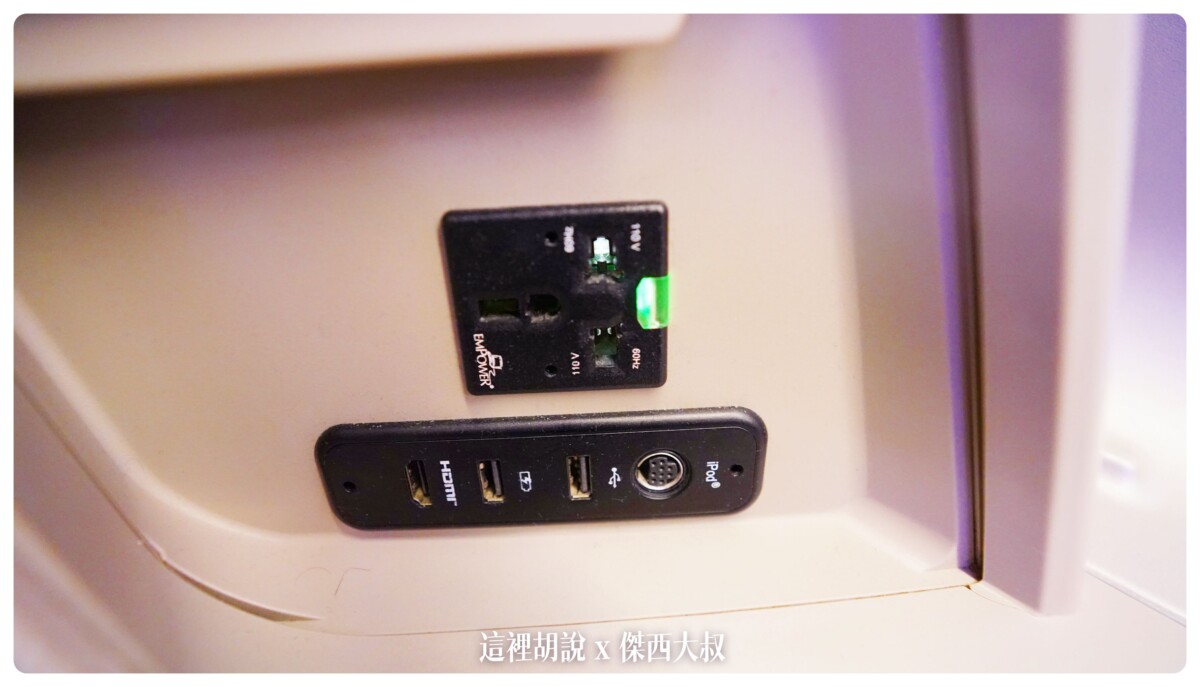 可以充電的USB只有一個，另外一個是傳輸資料用