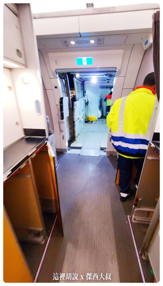 照片裡頭看到的就是餐勤車輛升高到飛機艙門的位置