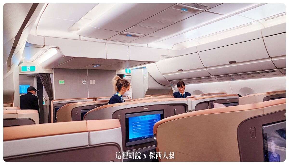 一個一個核對旅客姓名的地勤