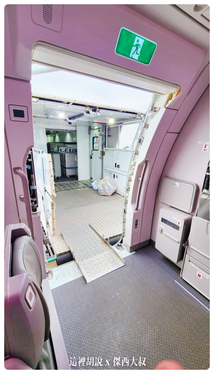 會使用鐵板搭上飛機，方便餐車的移動