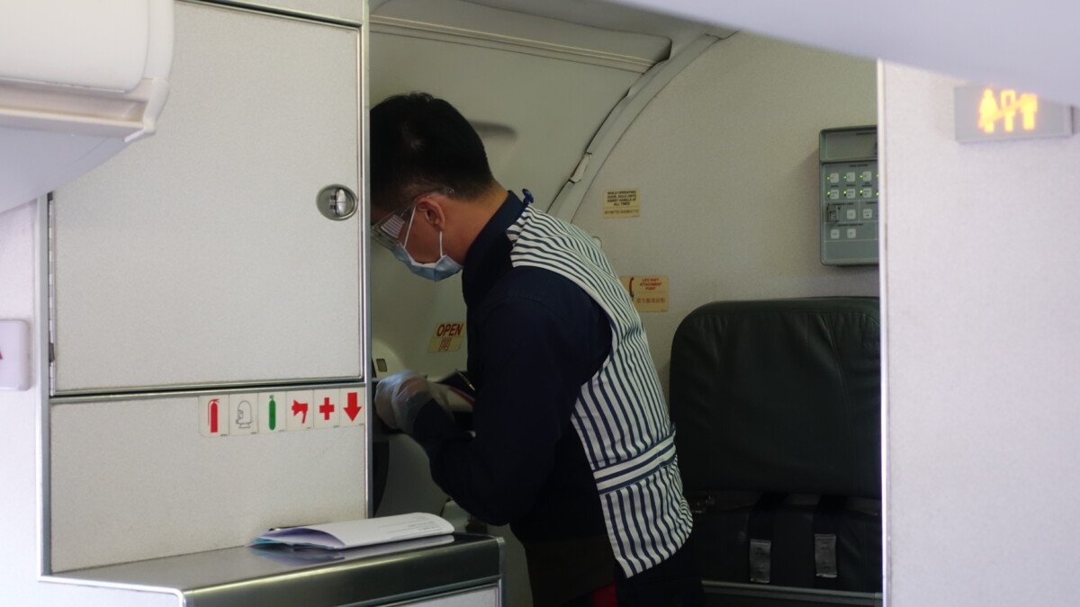 客艙作業：飛機上燈號指示 讓你馬上找到空的洗手間 現在叮叮叮是在叫什麼：星宇