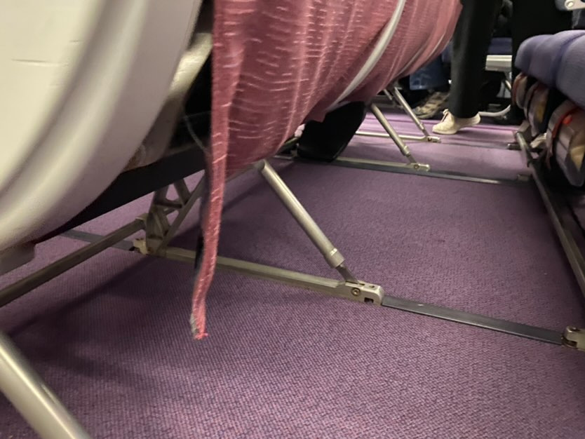 卡在你腳底的位置  飛機上的娛樂系統視訊電源控制盒照片大全集 腳剩下多少空間就要看他了：華航 A330 新艙 B-18356~B-18361 ：不會卡住