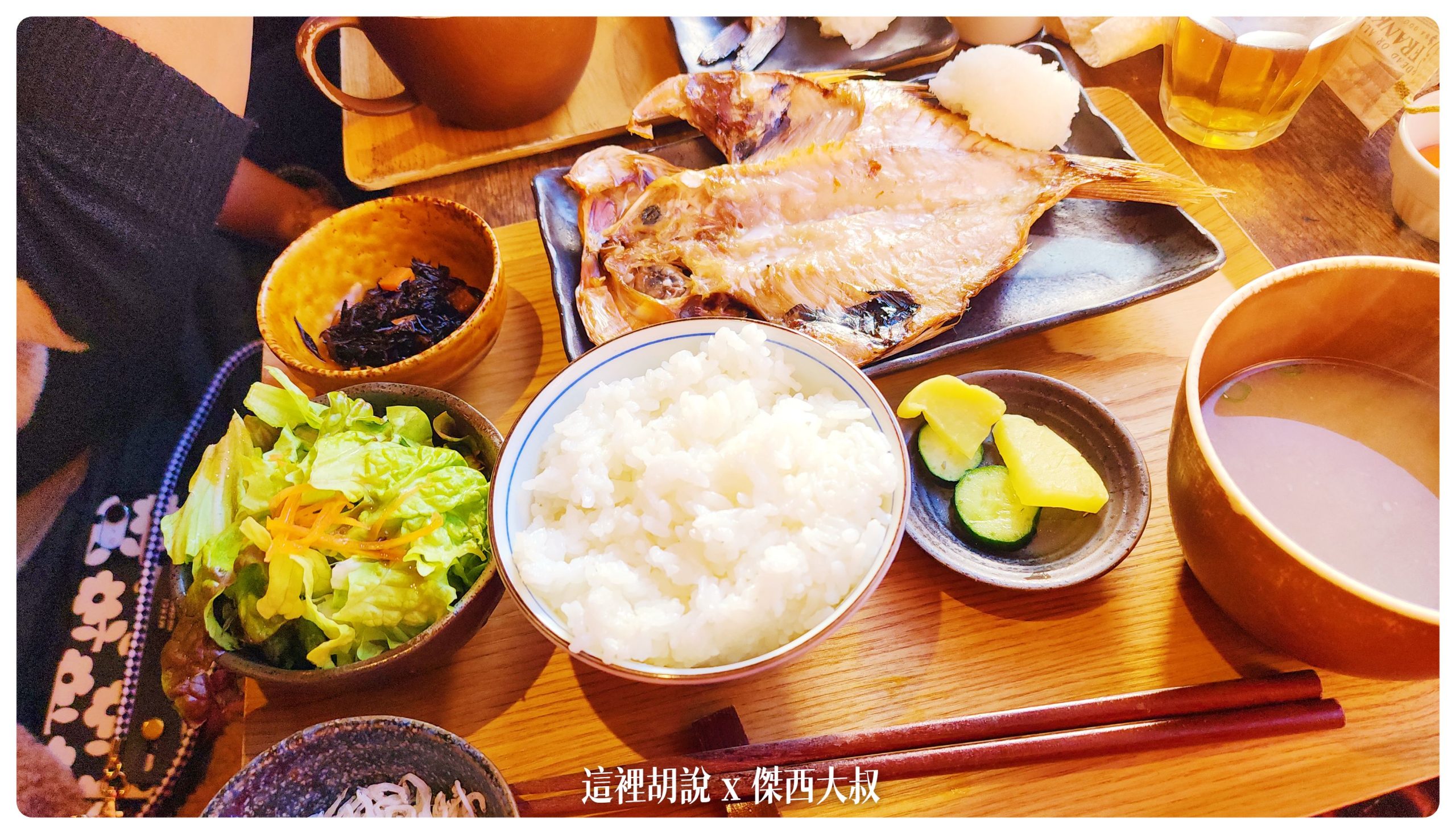 鐮倉 海邊一日放空散策 大佛 楓葉 鐵道：在鐵路旁邊吃丼飯