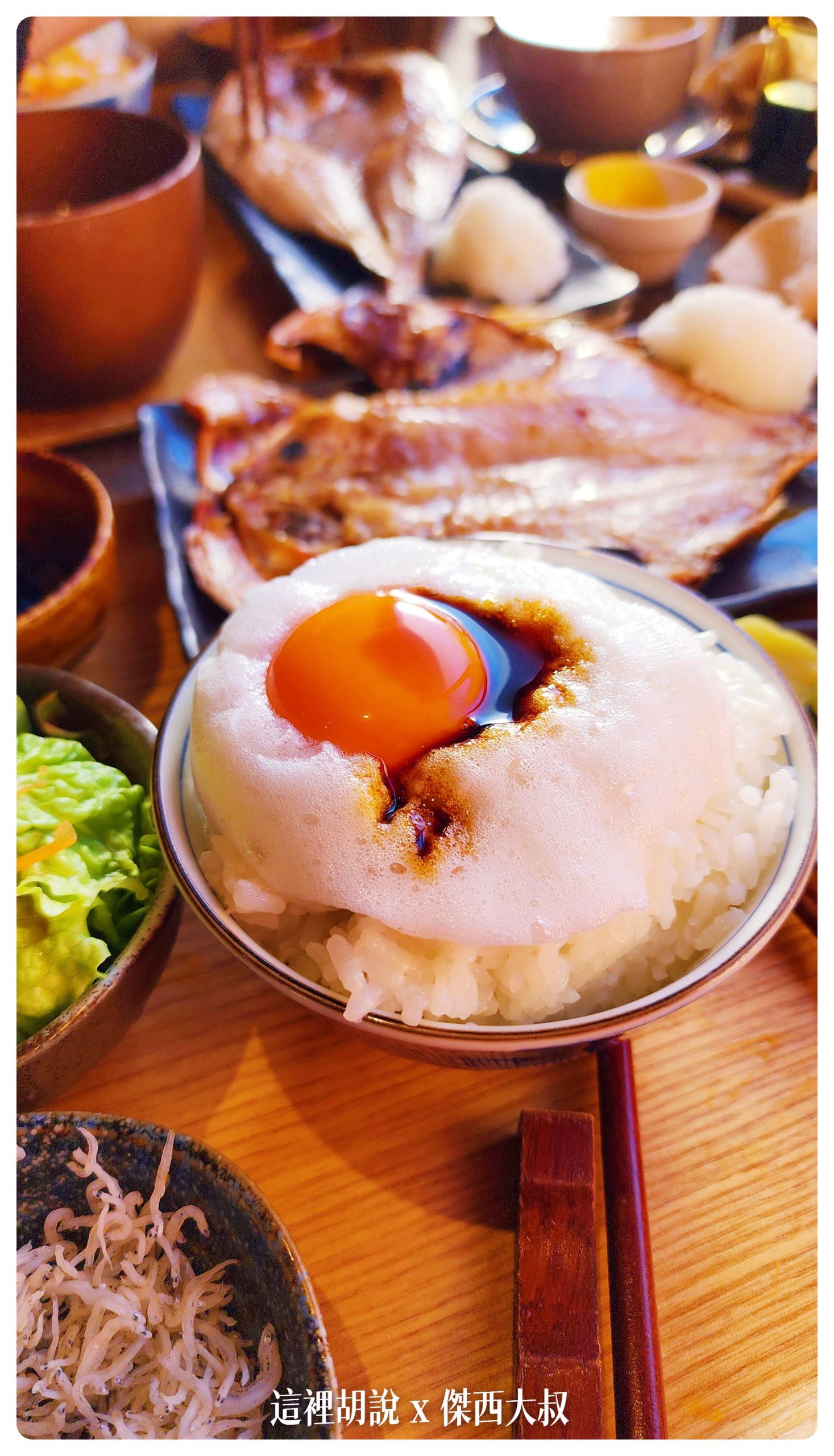 鐮倉 海邊一日放空散策 大佛 楓葉 鐵道：在鐵路旁邊吃丼飯