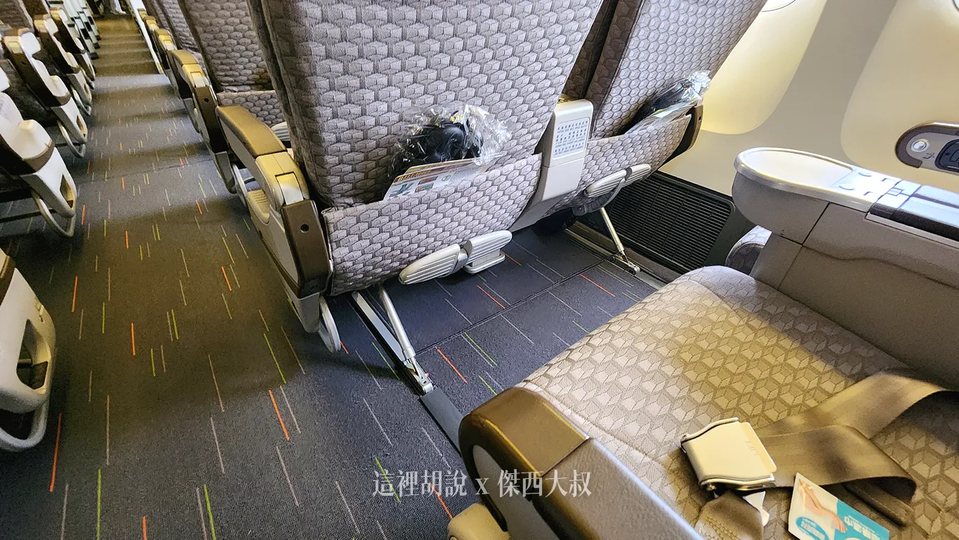 長榮航空：777-300ER 豪華經濟艙 部分航線當經濟艙賣：777 豪華經濟艙座位空間