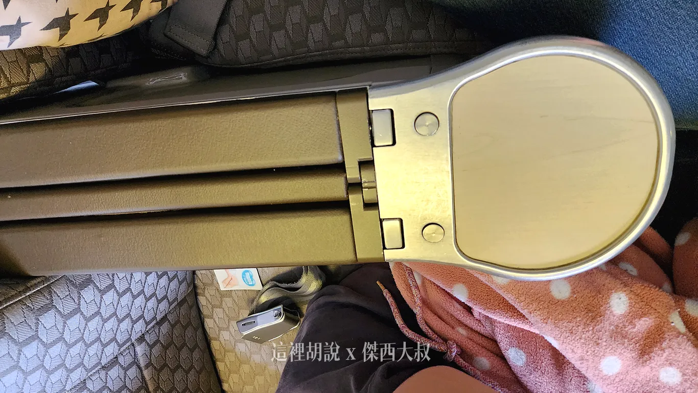 豪華經濟艙座位之間的扶手是不能拉起來了（經濟艙可以）