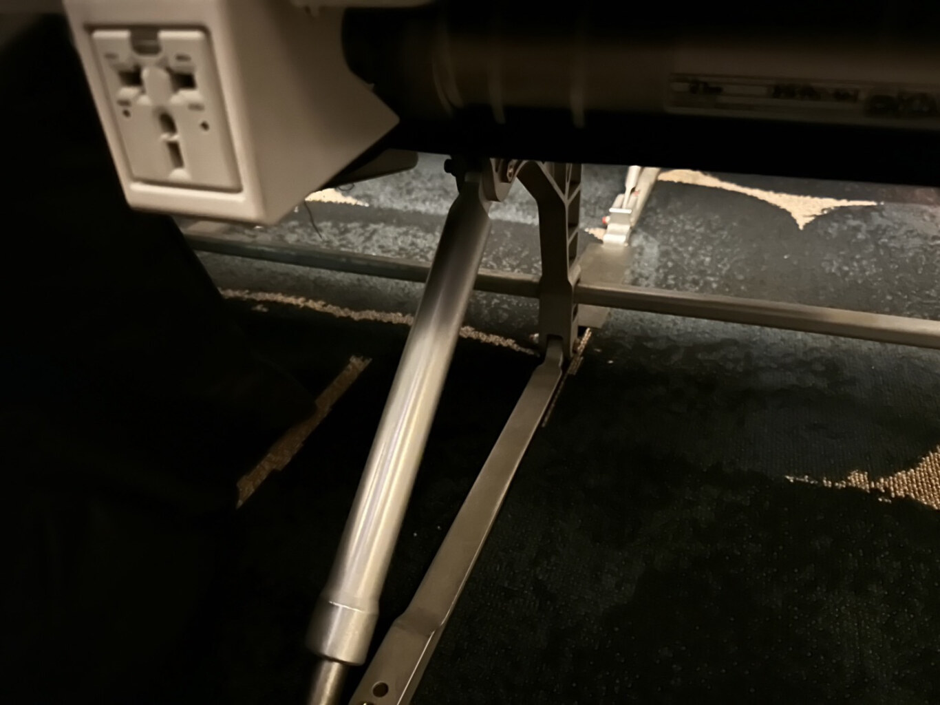 卡在你腳底的位置  飛機上的娛樂系統視訊電源控制盒照片大全集 腳剩下多少空間就要看他了：華航A350經濟艙：不會卡