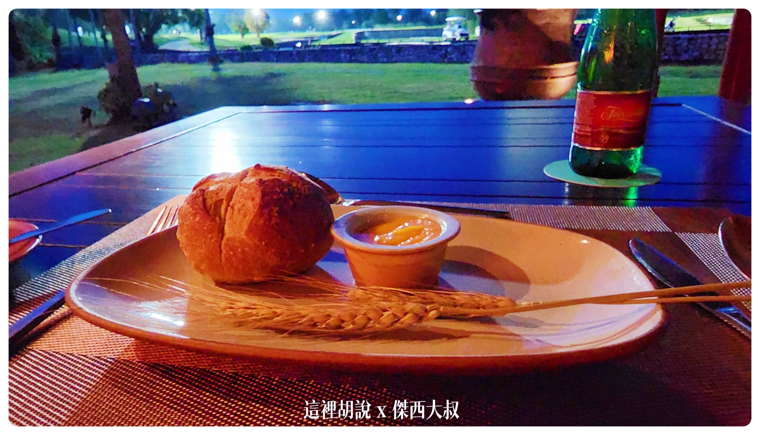 曼谷素萬那普艾美高爾夫度假酒店 可以看到大片草皮班機起降的度假飯店：飯店餐廳-晚餐