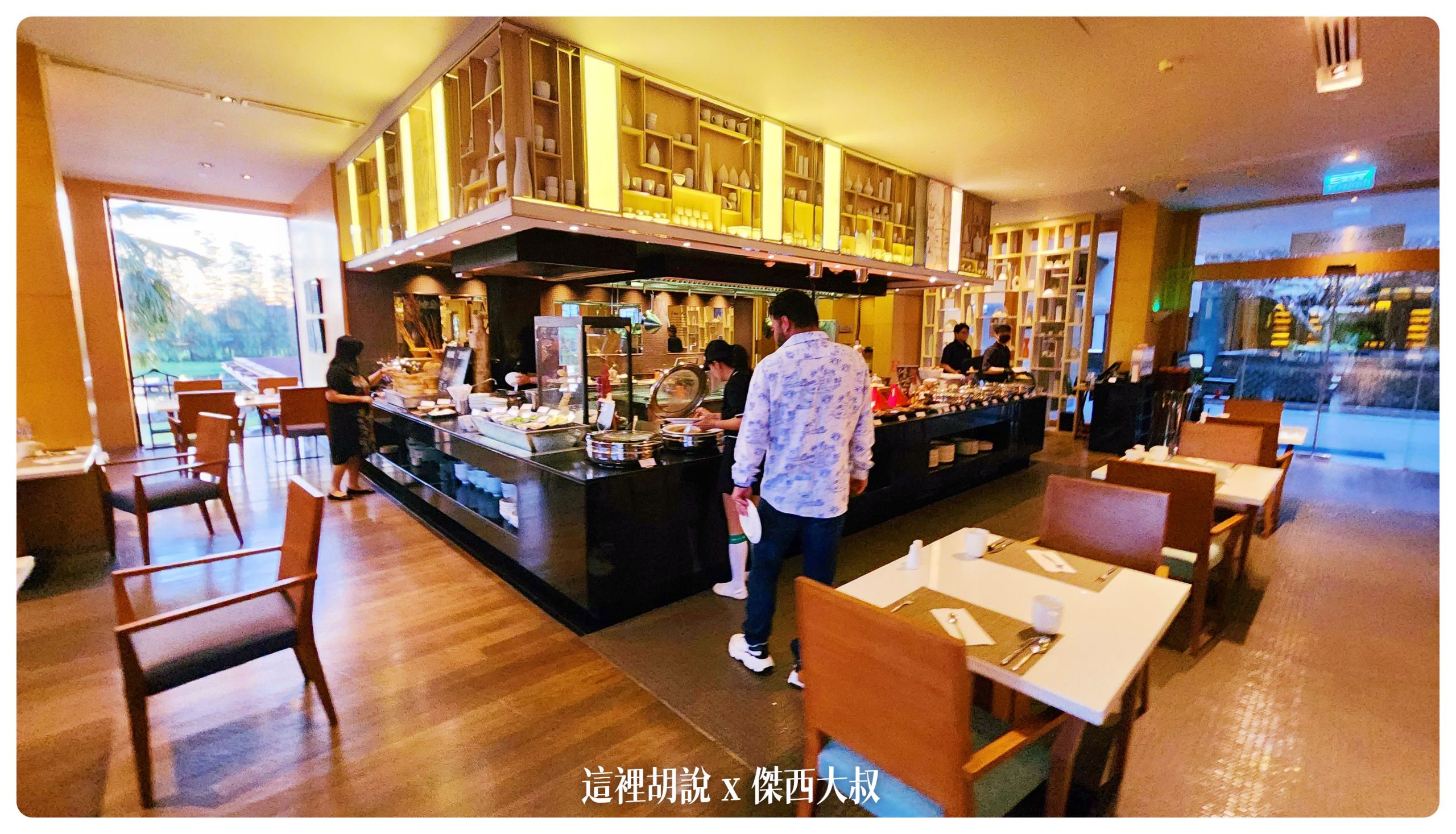 曼谷素萬那普艾美高爾夫度假酒店 可以看到大片草皮班機起降的度假飯店：飯店餐廳-早餐