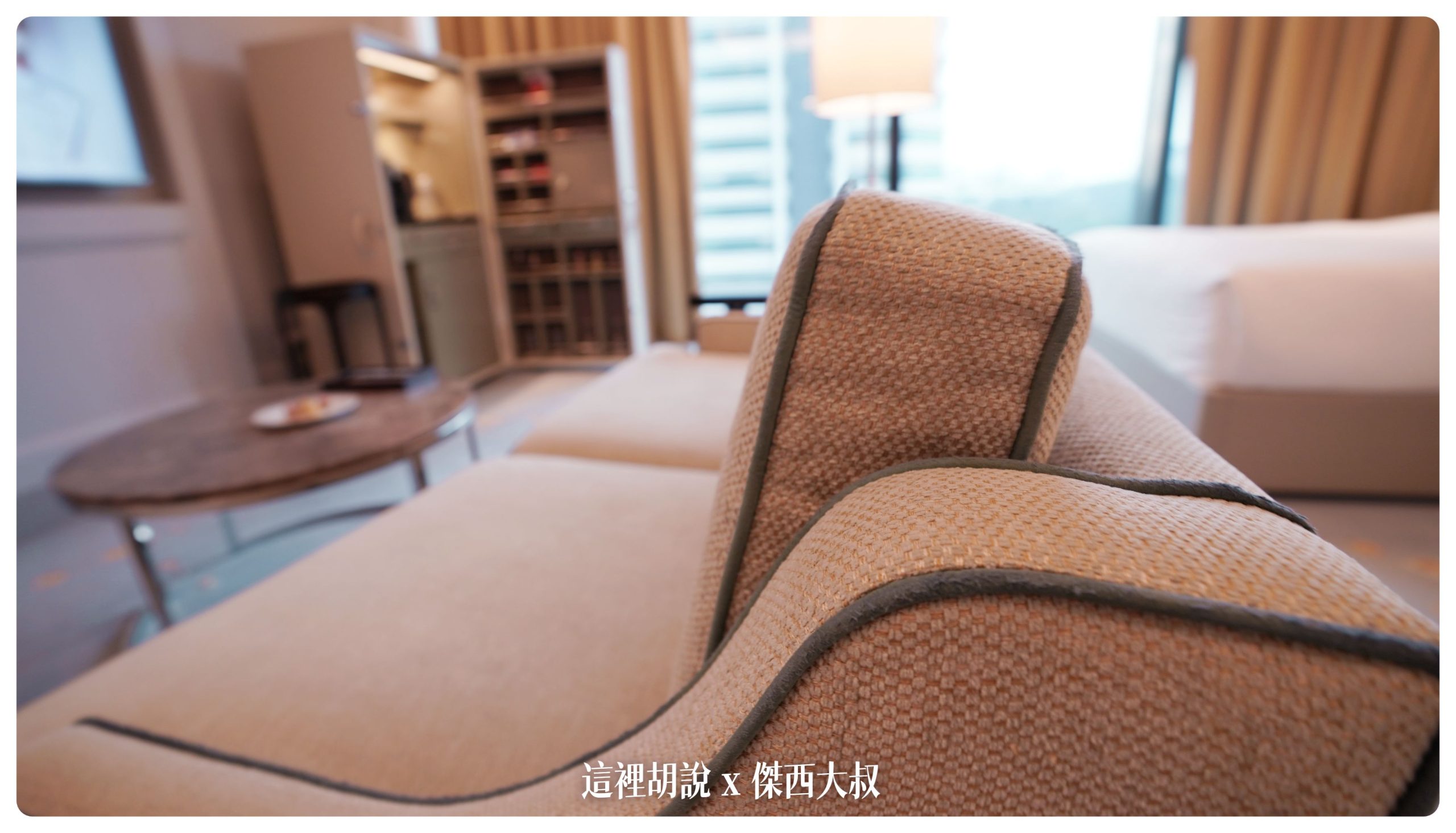 吉隆坡聖瑞吉斯 The St. Regis Kuala Lumpur 萬豪精品飯店開箱：客廳寫字桌