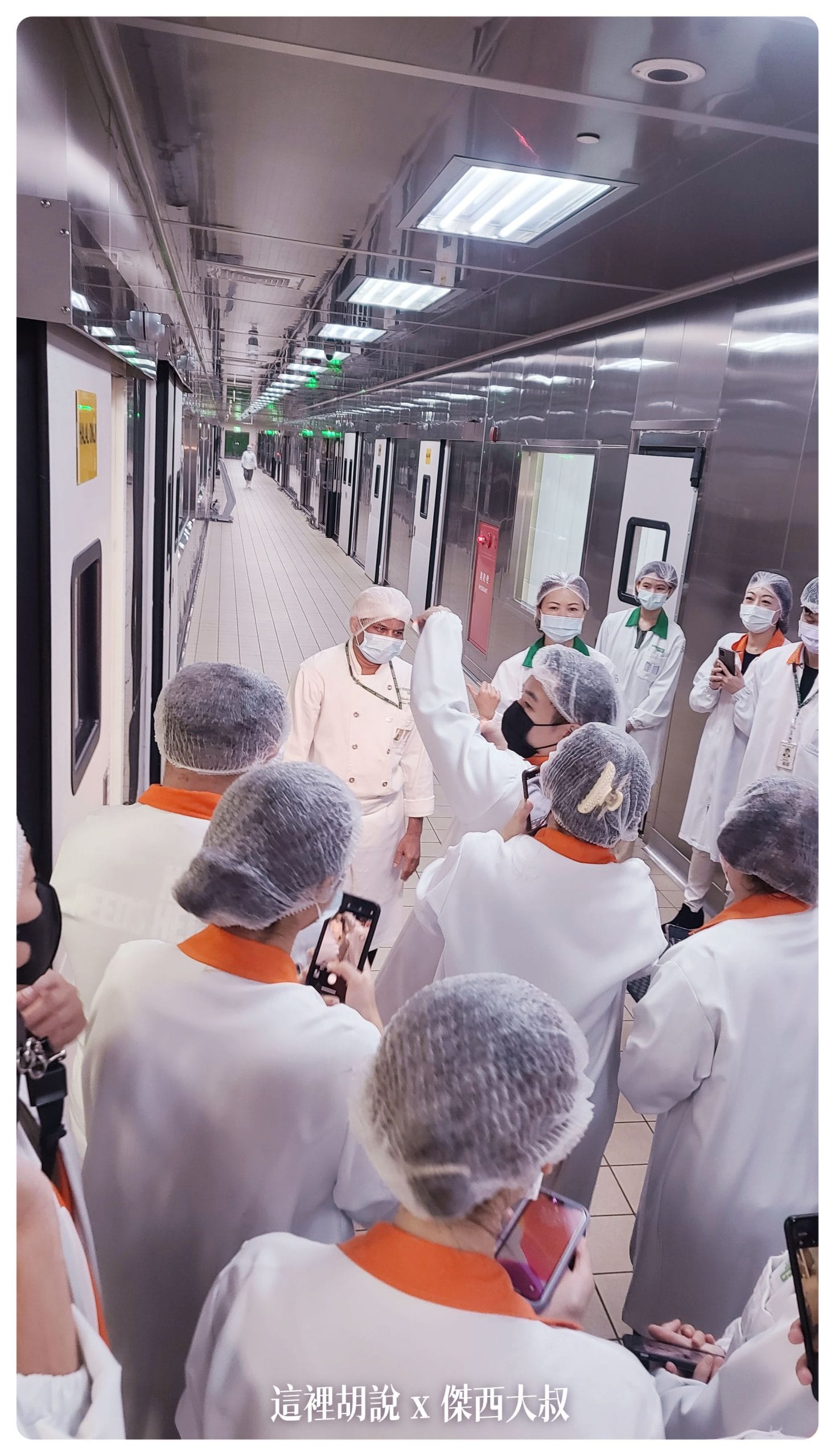 回教廚房的主廚剛好在，請他出來跟我們聊聊天。