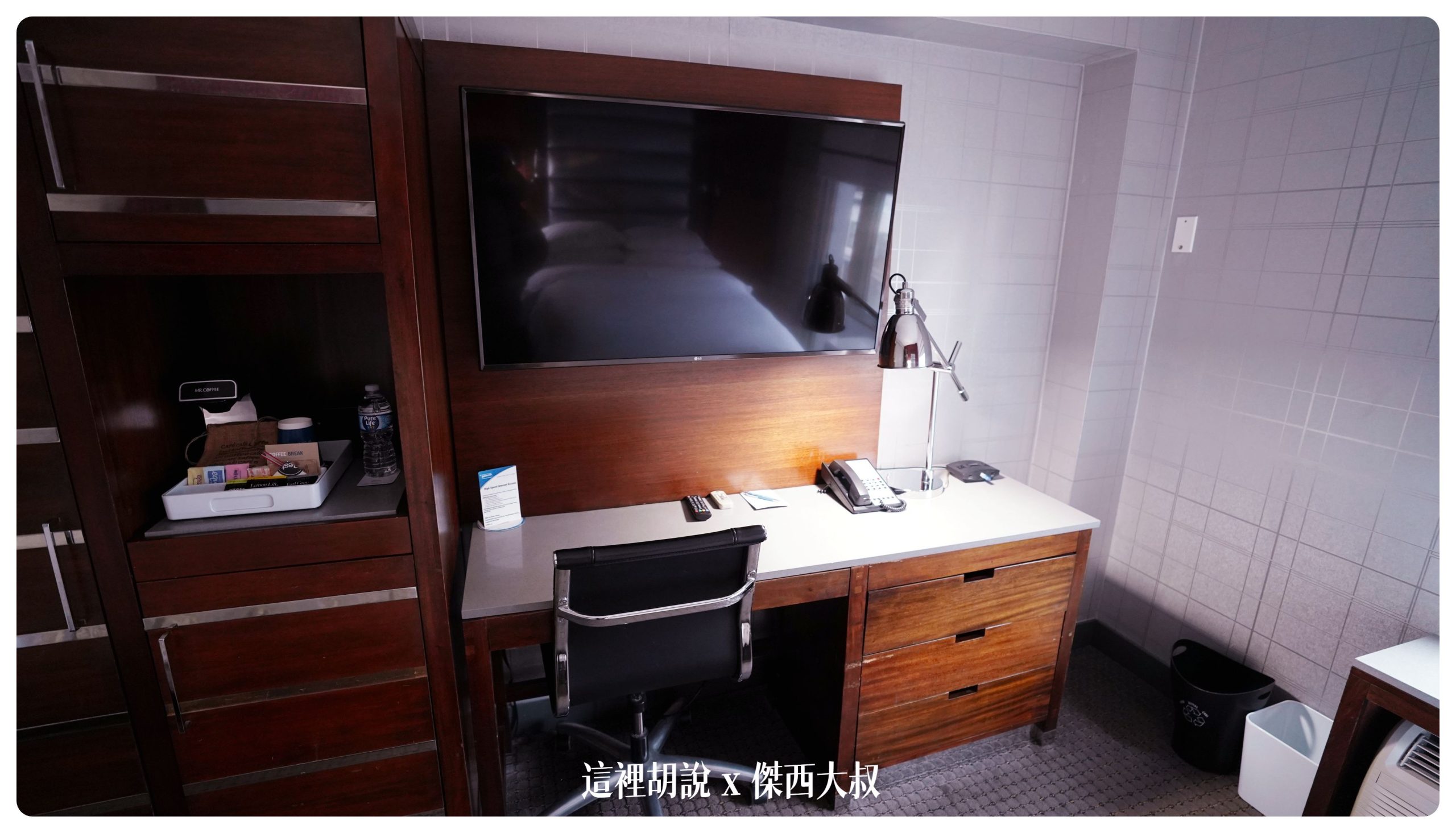 書桌，這電視看起來就是換過的，尺寸非常大