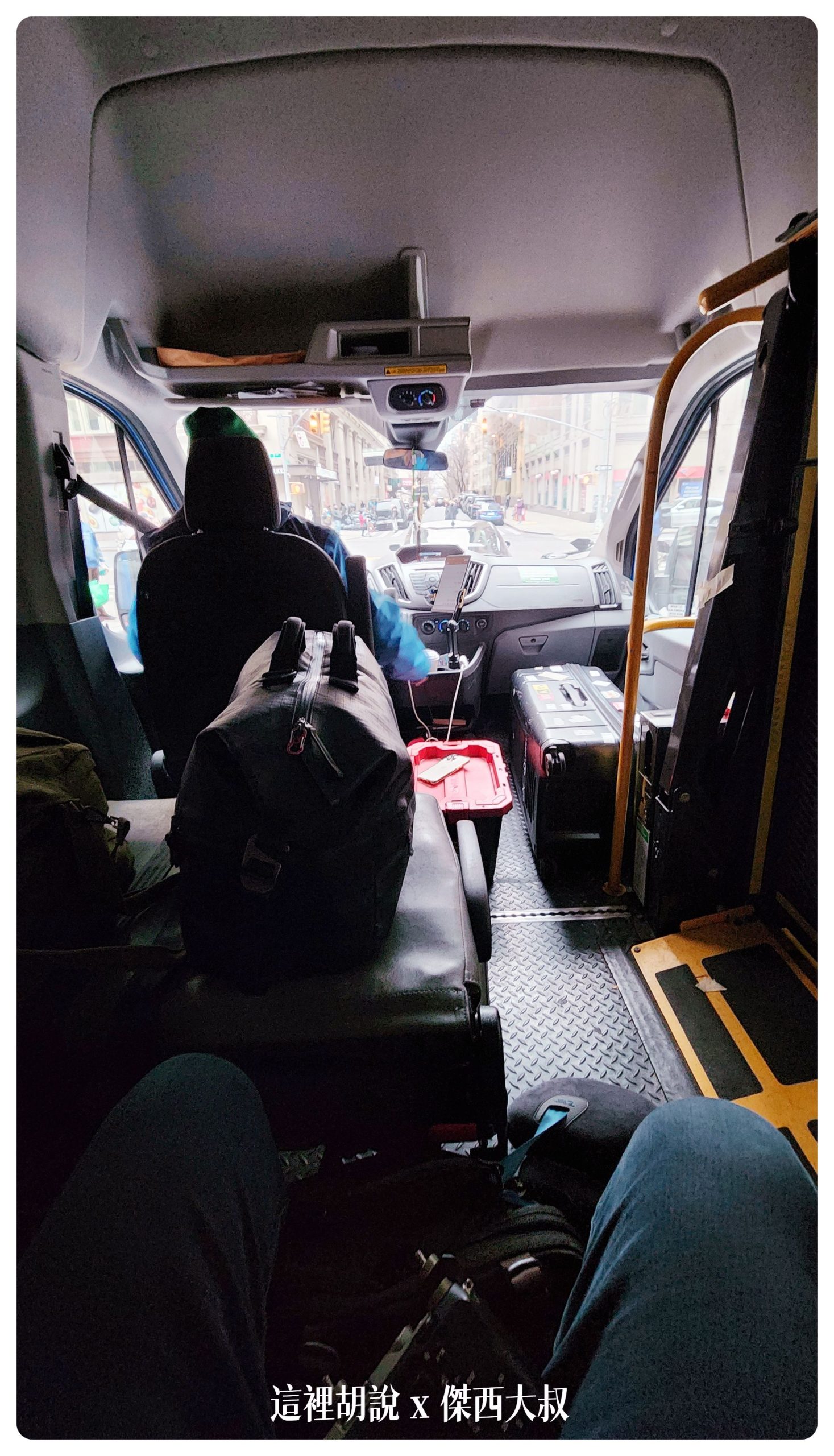 這是我回程的巴士因為是無障礙的車子是從右前方車門進入也因為我是最後一個上車，後方行李箱都滿的