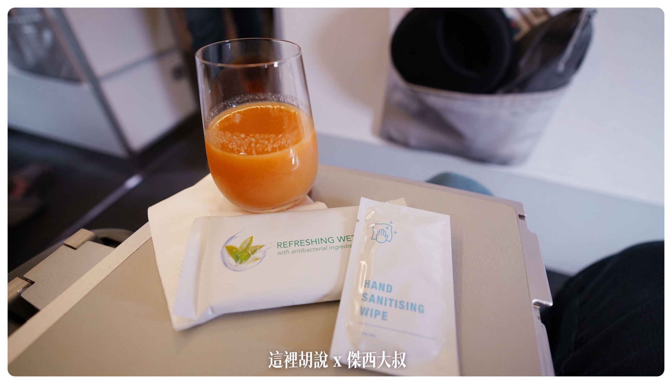 一登機的迎賓飲料,在其他旅客都還在登機的當下組員還必須要穿越其中提供此項服務 一登機的迎賓飲料,在其他旅客都還在登機的當下組員還必須要穿越其中提供此項服務