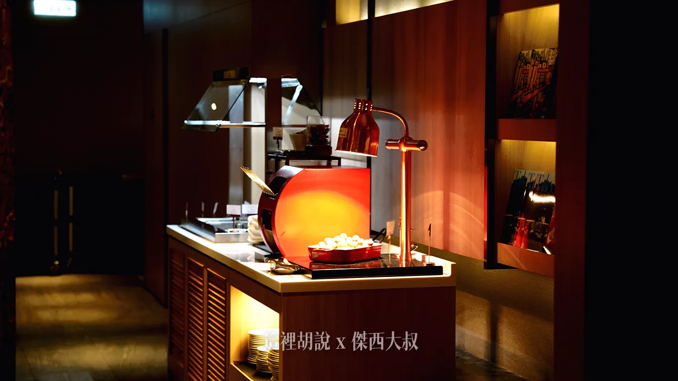 2026最新加的取餐台，沙拉以及麵包分出來獨立的取餐台，並且有提供烤麵包機