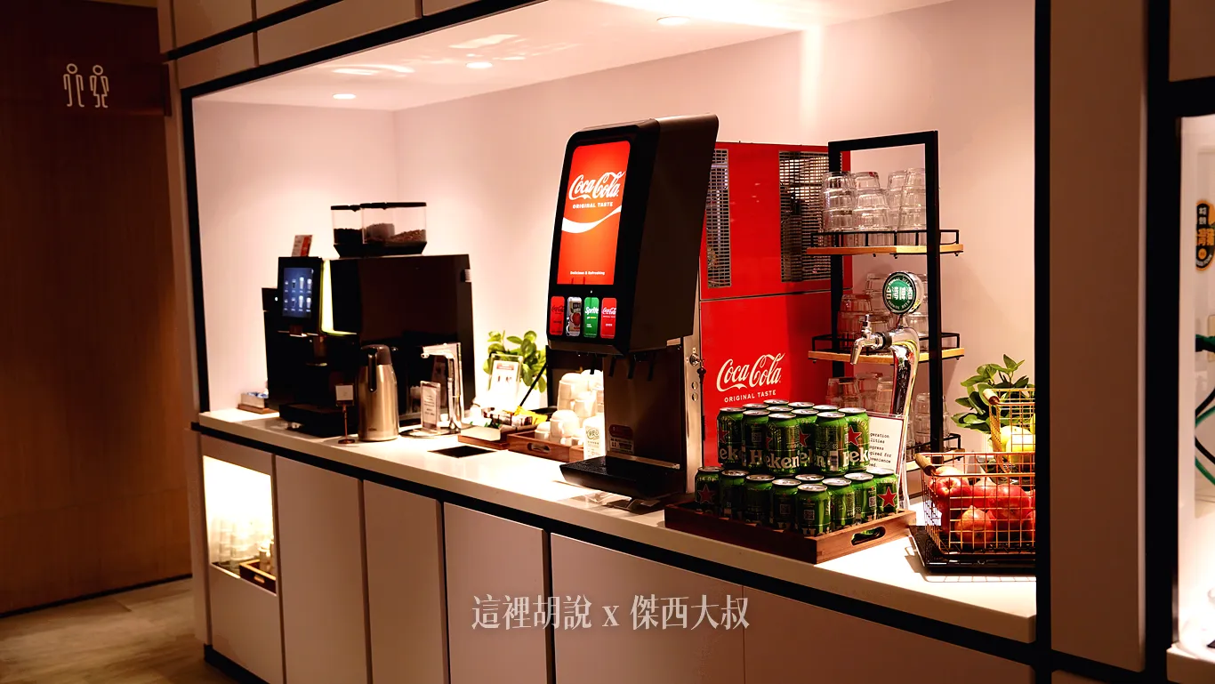 咖啡機以及飲料機也進行更換啤酒機還在測試，正式提供之前會以瓶裝啤酒提供