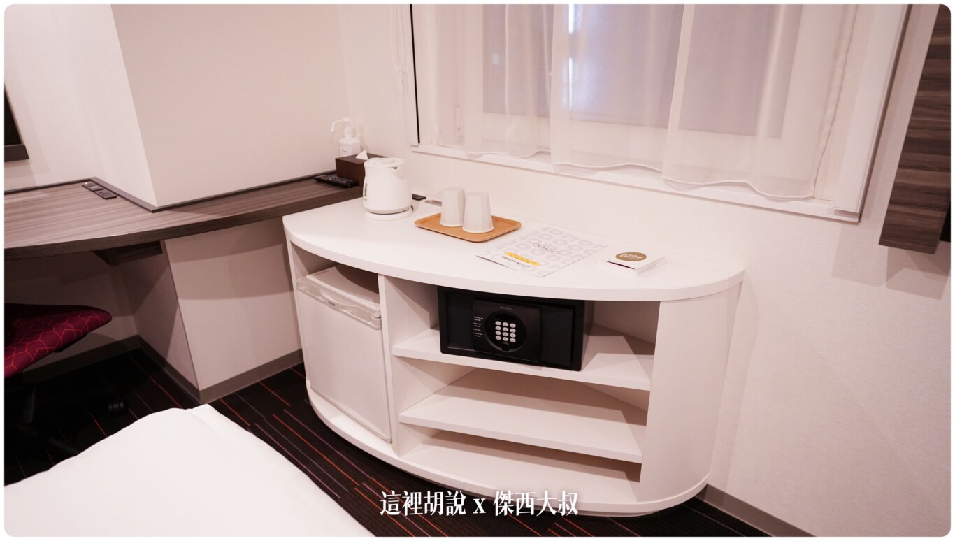 北海道札幌薄野 星野OMO3：20萬的花灑 吃飯睡覺 雙床房間：書桌跟MINIBAR