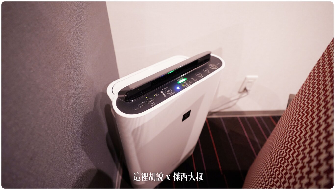 沒想到椅子後面還藏了一台空氣清淨機（有加濕器功能）