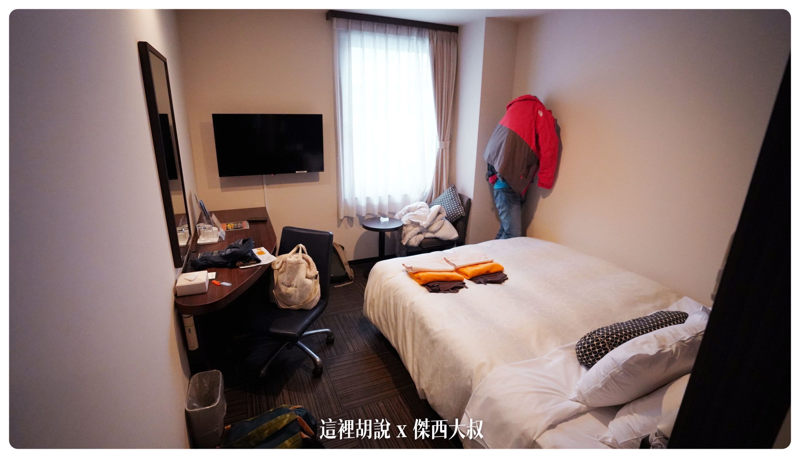 雙人房型的床以及裝潢比較新一些些請忽略那個用外套遮住真面目的友人因為我沒有先說要拍 所以他們已經把設備展開了