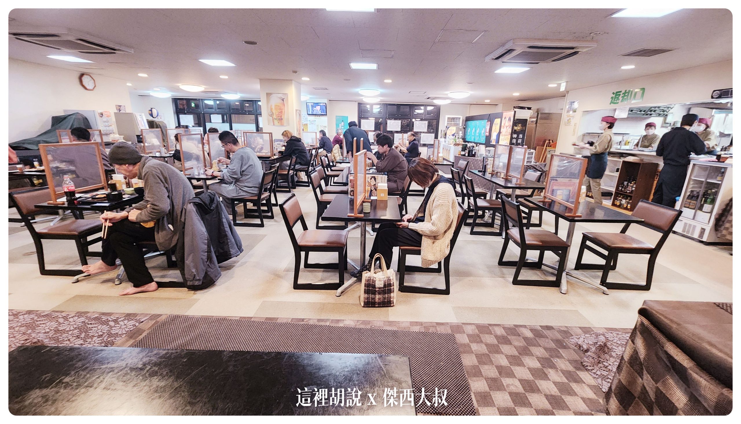 這居酒屋還蠻熱門的傍晚很多附近居民會來這邊用餐為什麼知道是居民呢因為他們會寄酒在這裡