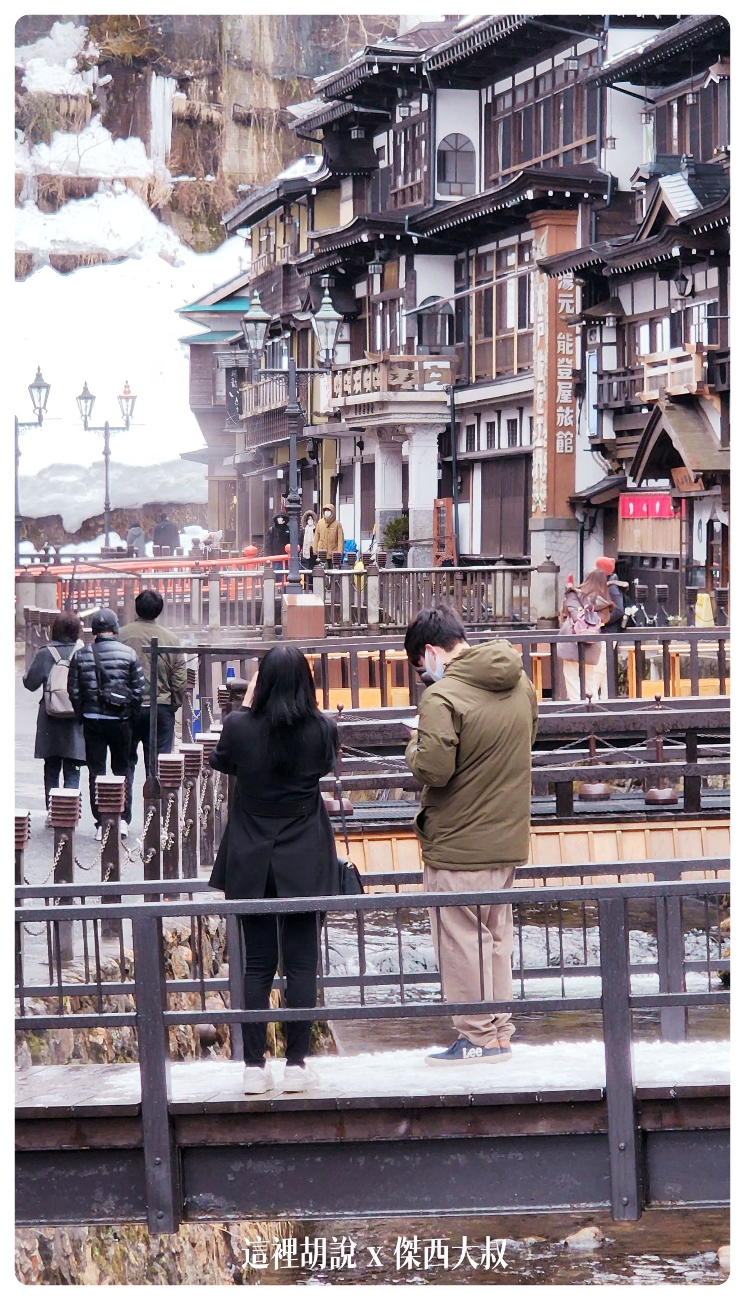 銀山溫泉：溫泉街道巡禮 最美的是夜景 裝備要準備夠：溫泉街上的橋永遠是取景勝地