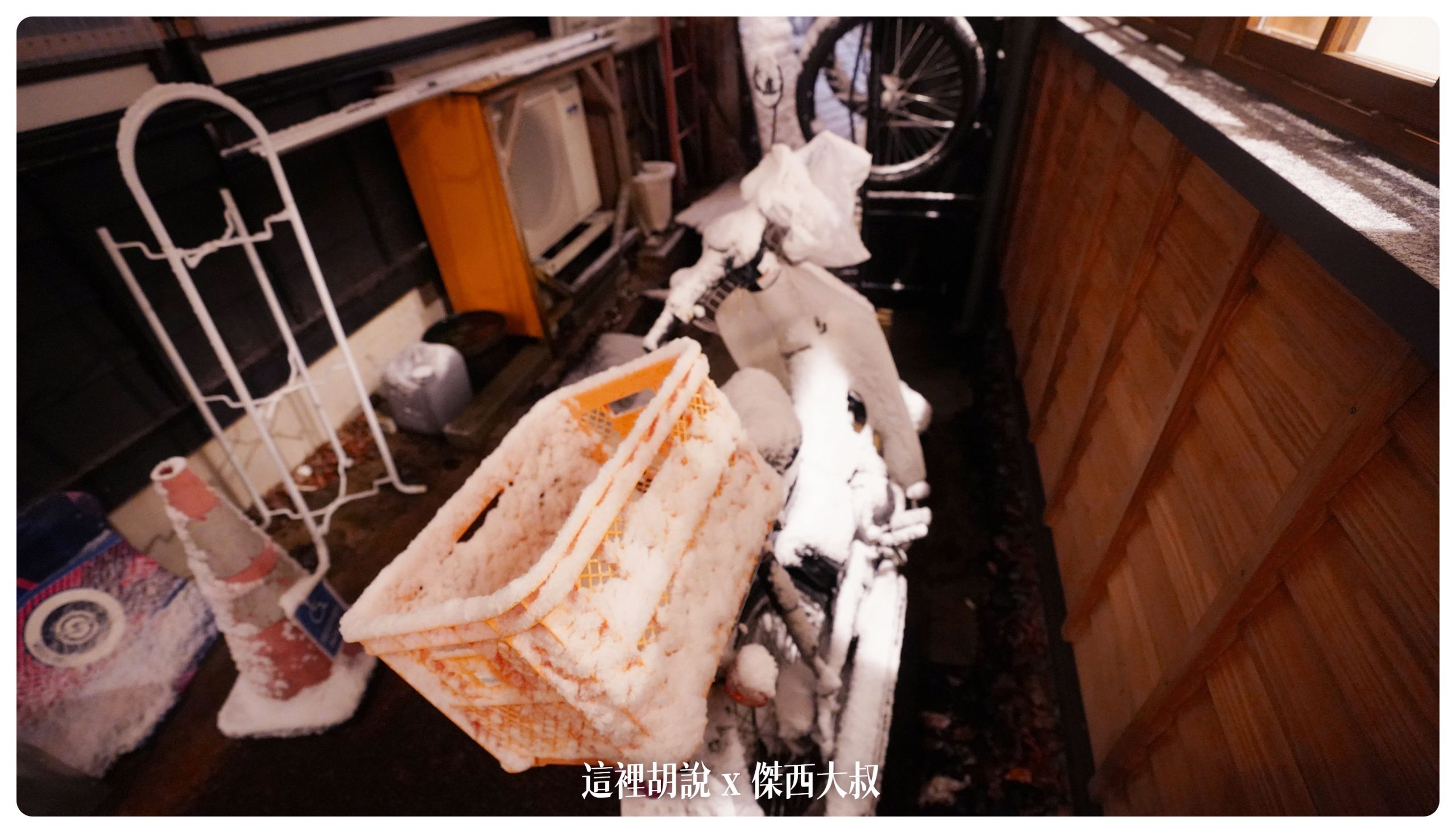 被雪覆蓋的機車