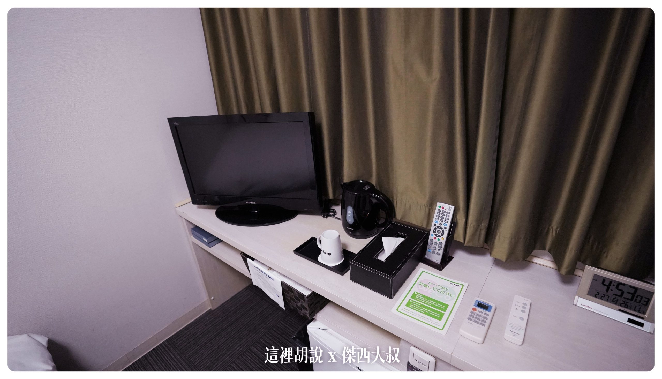 電視放在書桌上方