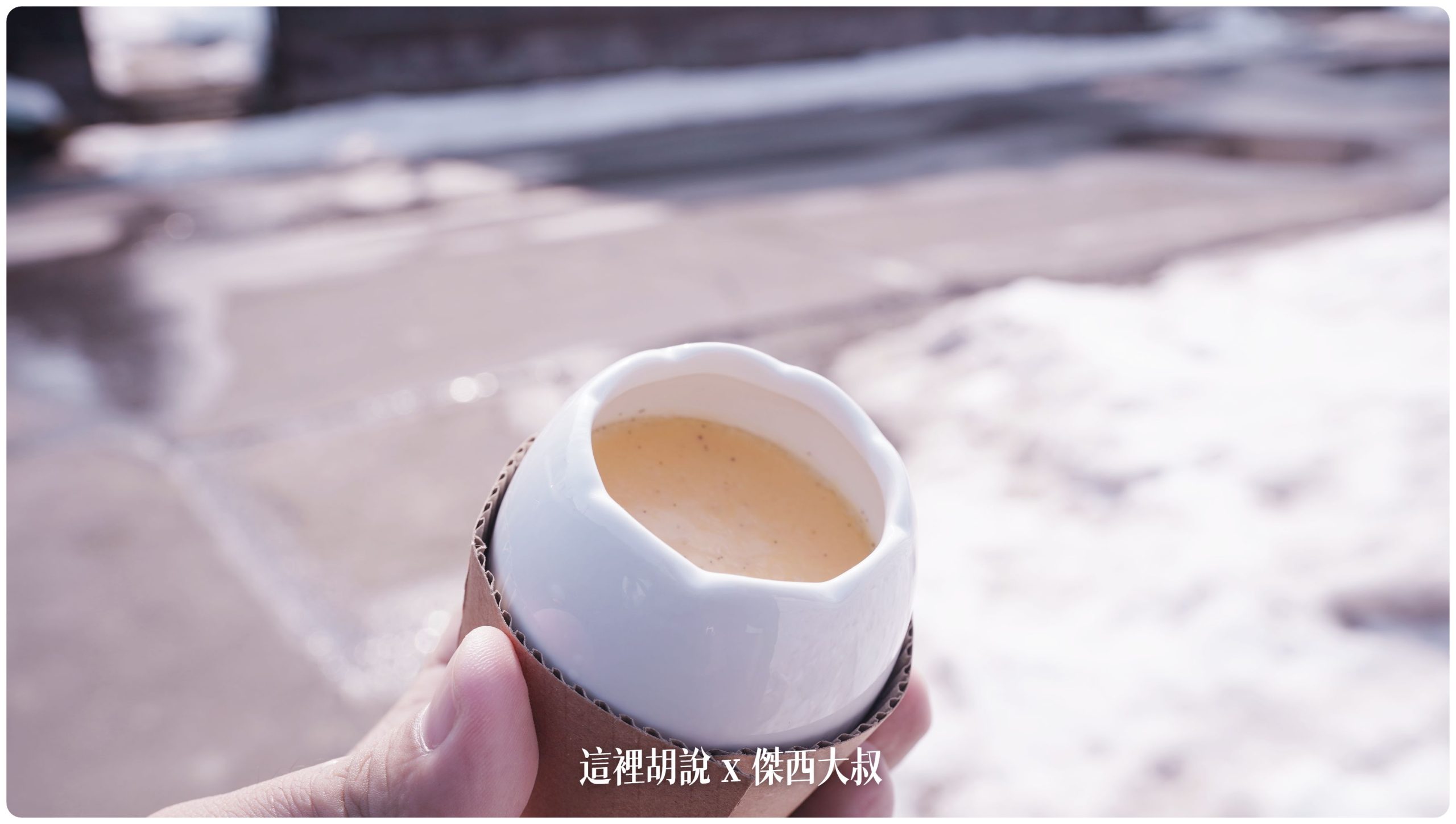 熱的布丁,吃完容器可以帶走歐可以看到非常明顯的香草粒 熱的布丁,吃完容器可以帶走歐可以看到非常明顯的香草粒