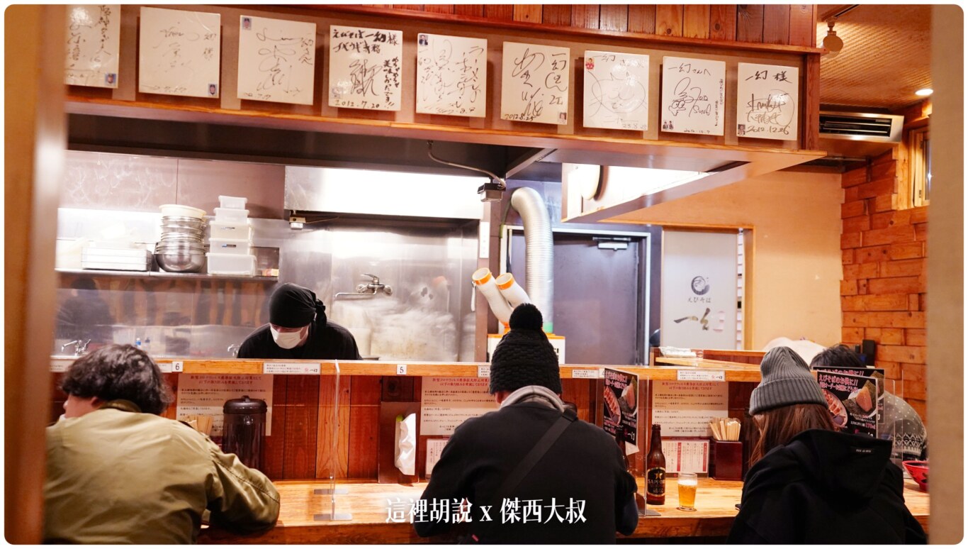 目前都是一人一格，拉大間格用餐，並且還有隔板