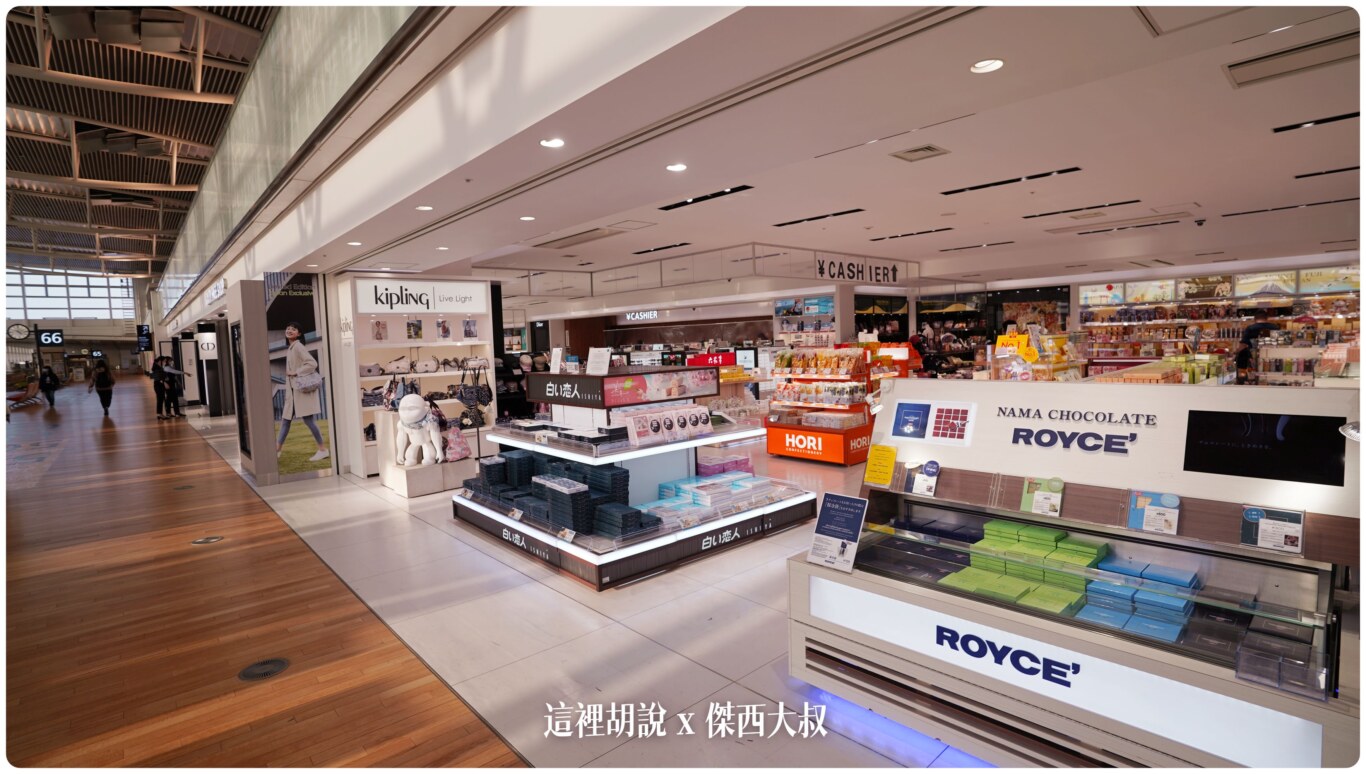 免稅店是唯一還在營業的商店但真的要買這些伴手禮，國內線那邊真的好買很多