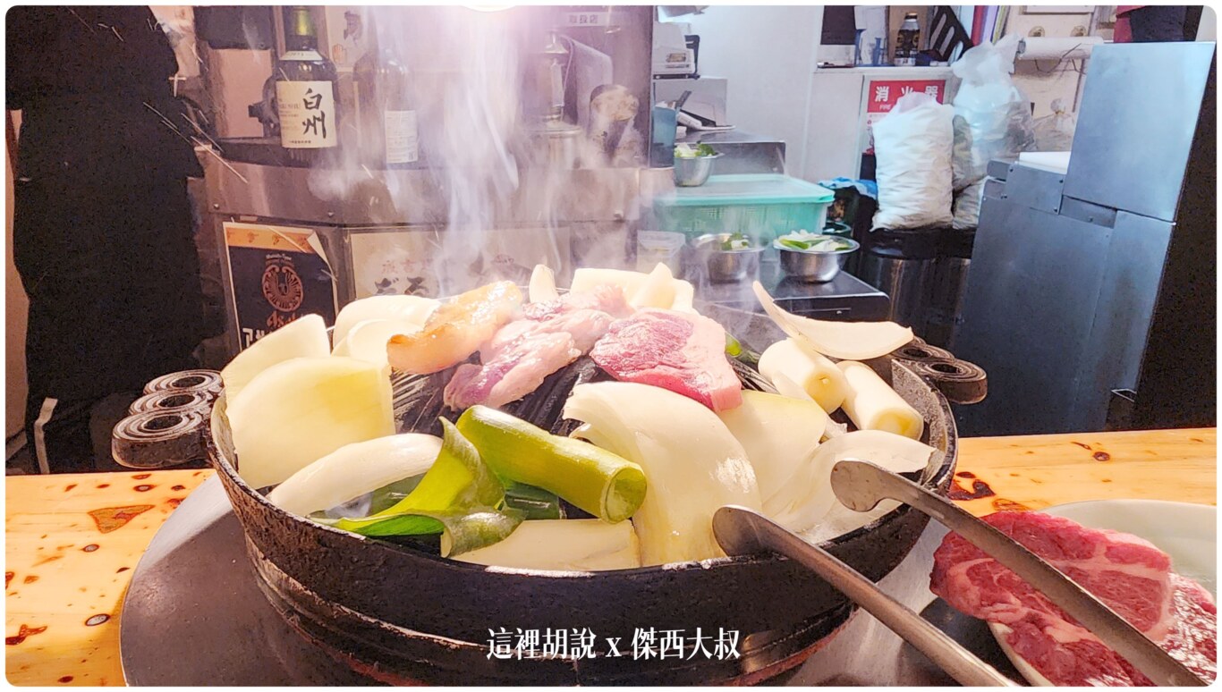 一上烤爐的時候會有給一片肥肉那個是讓你保持烤肉的鐵盤不沾的關鍵，要定時潤滑一下鐵盤