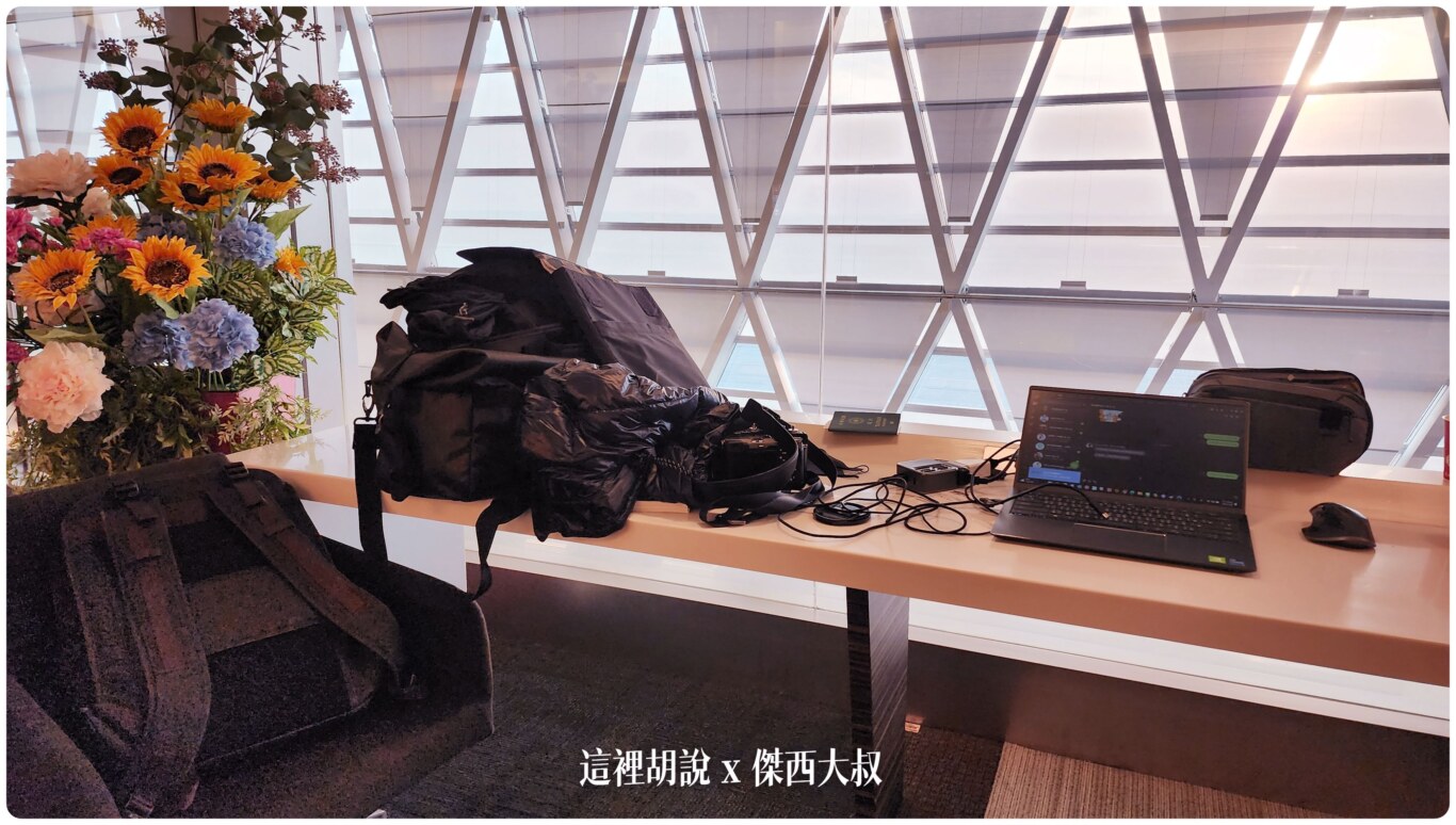 最後傑西就找個小角落開始工作了