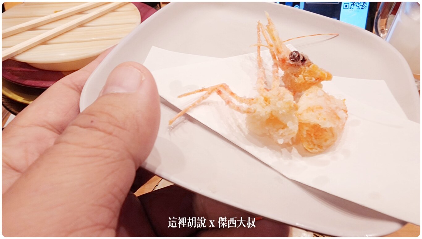 上面這個蝦頭就是前一道的紅蝦他上菜的時候跟我講了一大堆大概就猜出來可以把蝦頭拿出來做一些處理結果上上來是炸蝦頭