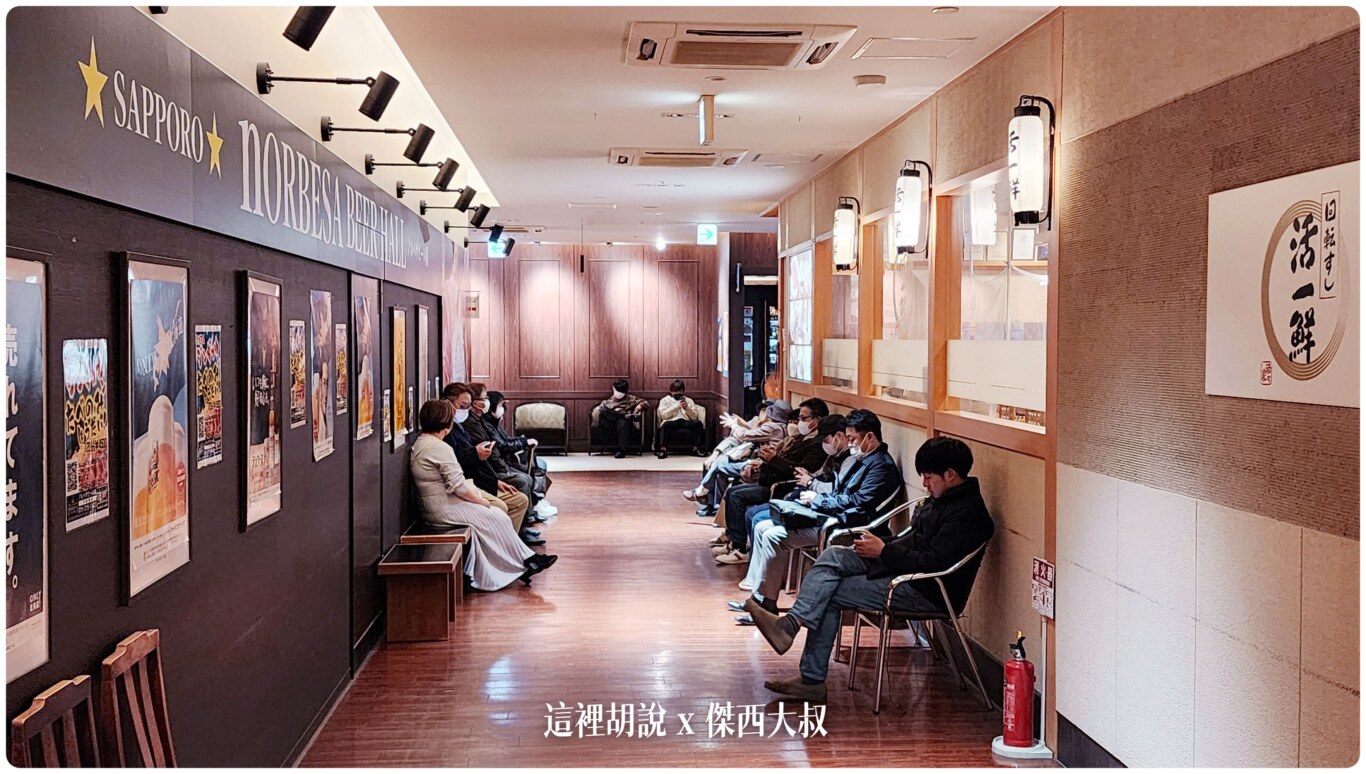 離開的時候還是很多人繼續在等待著