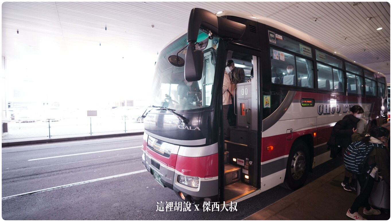 北海道新千歲機場 全攻略 八個小時還不夠用  商場分區總覽 按摩 逛街 吃海鮮 泡湯：2F 國內線到國際線的連接廊道