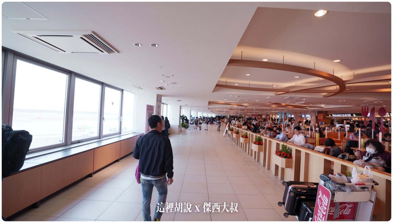 國內線三樓最靠跑道這一側是美食街