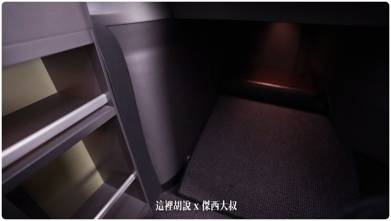 座位下方有個小夜燈一旁有放置物品的空間 座位下方有個小夜燈一旁有放置物品的空間