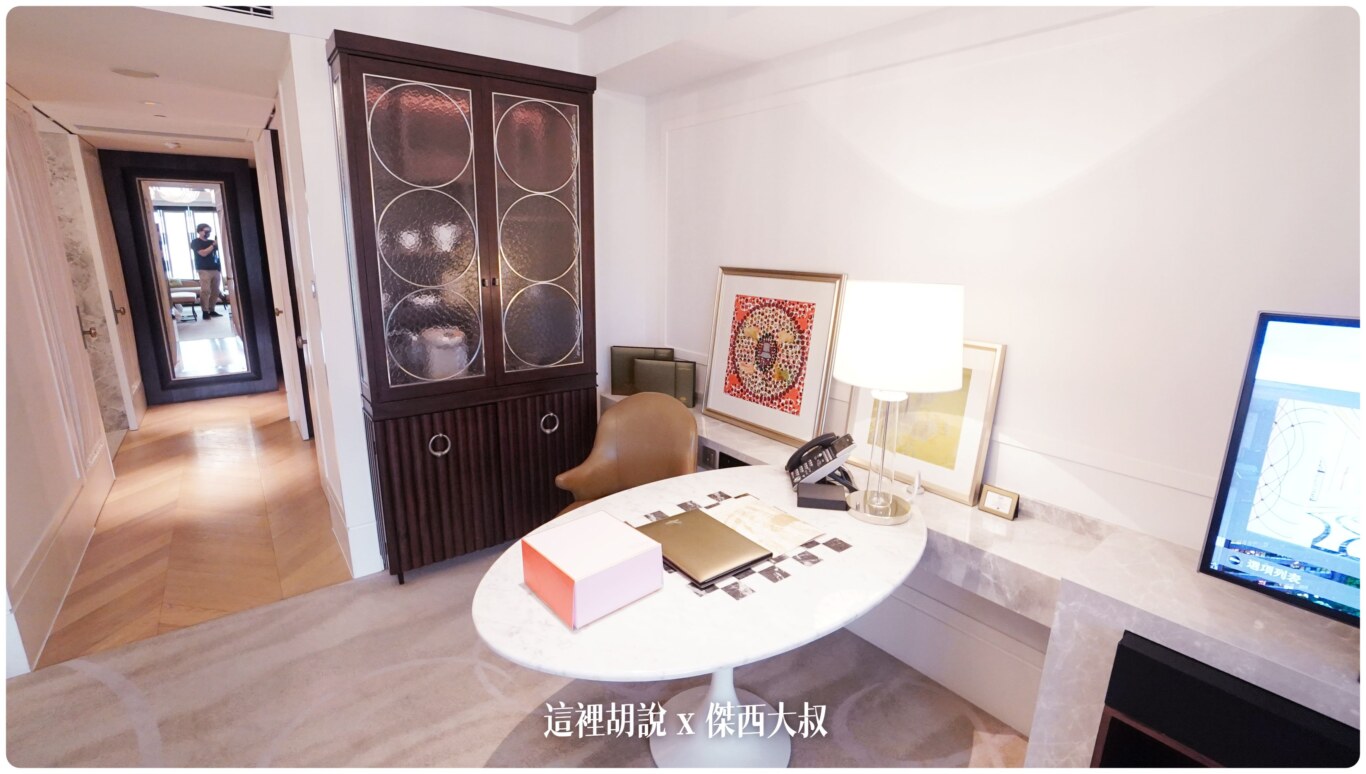 台北文華東方酒店 優雅及服務細節兼具的頂級服務飯店 餐飲細緻 Mandarin Oriental Taipei：寫字桌區域 / 大型MINIBAR