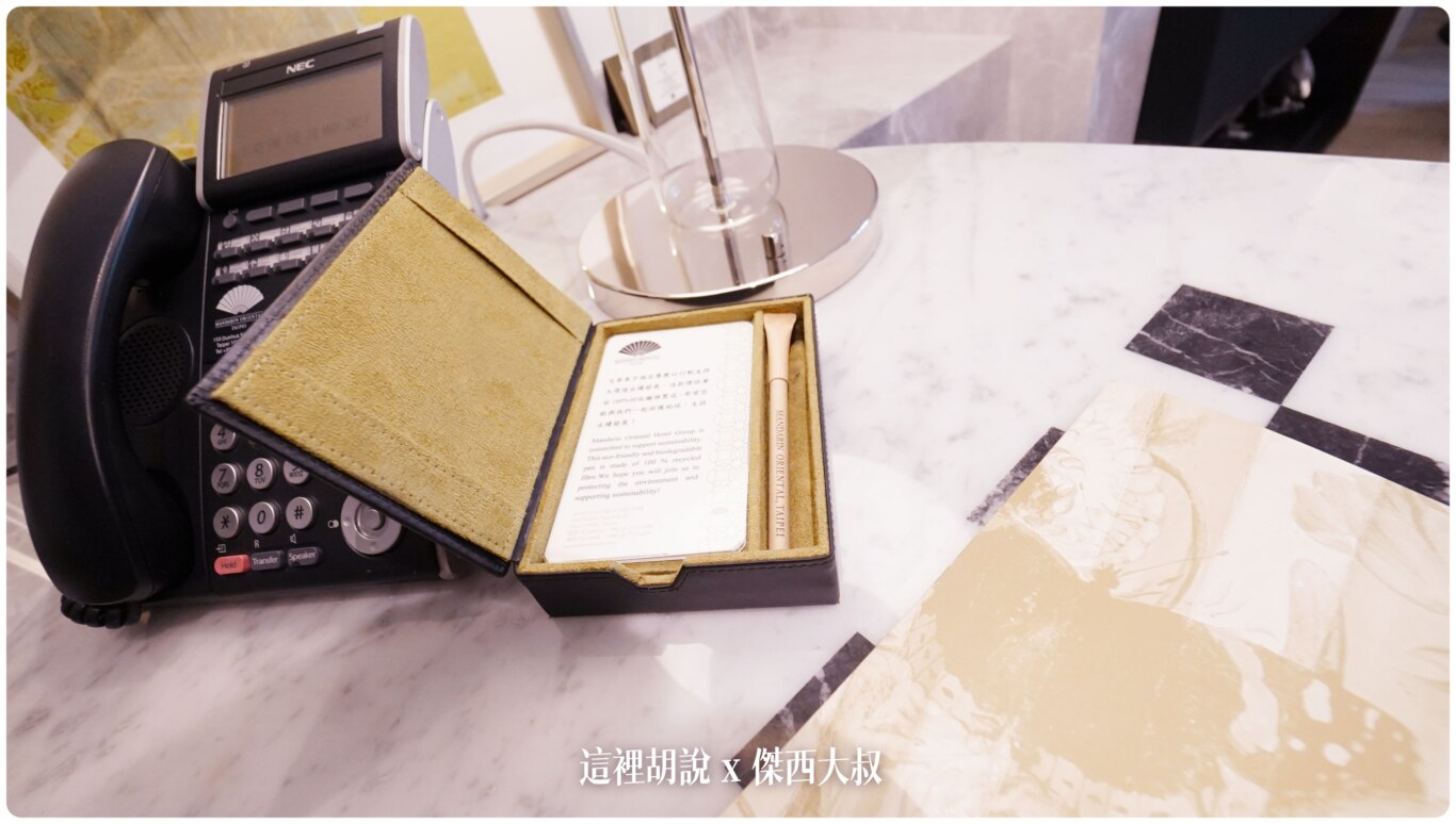 台北文華東方酒店 優雅及服務細節兼具的頂級服務飯店 餐飲細緻 Mandarin Oriental Taipei：寫字桌區域 / 大型MINIBAR