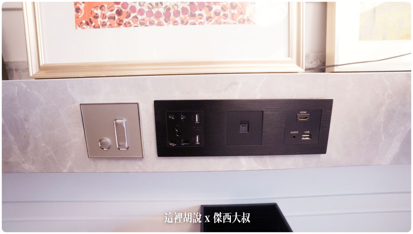 台北文華東方酒店 優雅及服務細節兼具的頂級服務飯店 餐飲細緻 Mandarin Oriental Taipei：寫字桌區域 / 大型MINIBAR