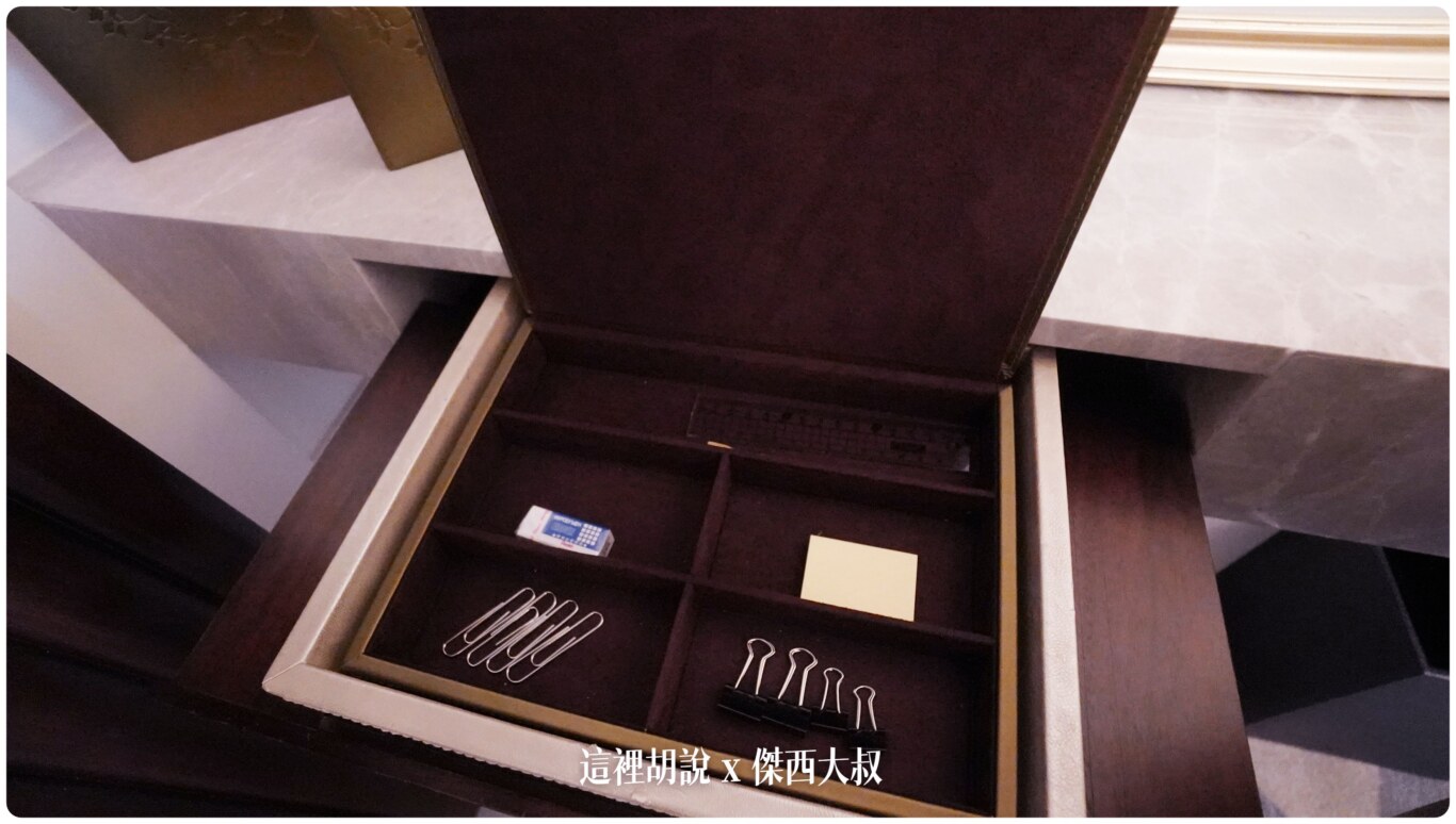 台北文華東方酒店 優雅及服務細節兼具的頂級服務飯店 餐飲細緻 Mandarin Oriental Taipei：寫字桌區域 / 大型MINIBAR