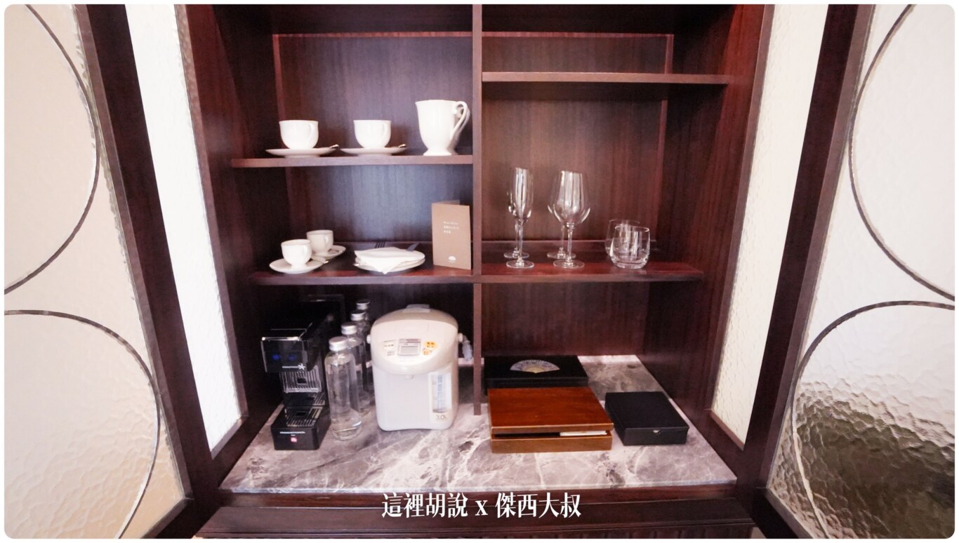 台北文華東方酒店 優雅及服務細節兼具的頂級服務飯店 餐飲細緻 Mandarin Oriental Taipei：寫字桌區域 / 大型MINIBAR
